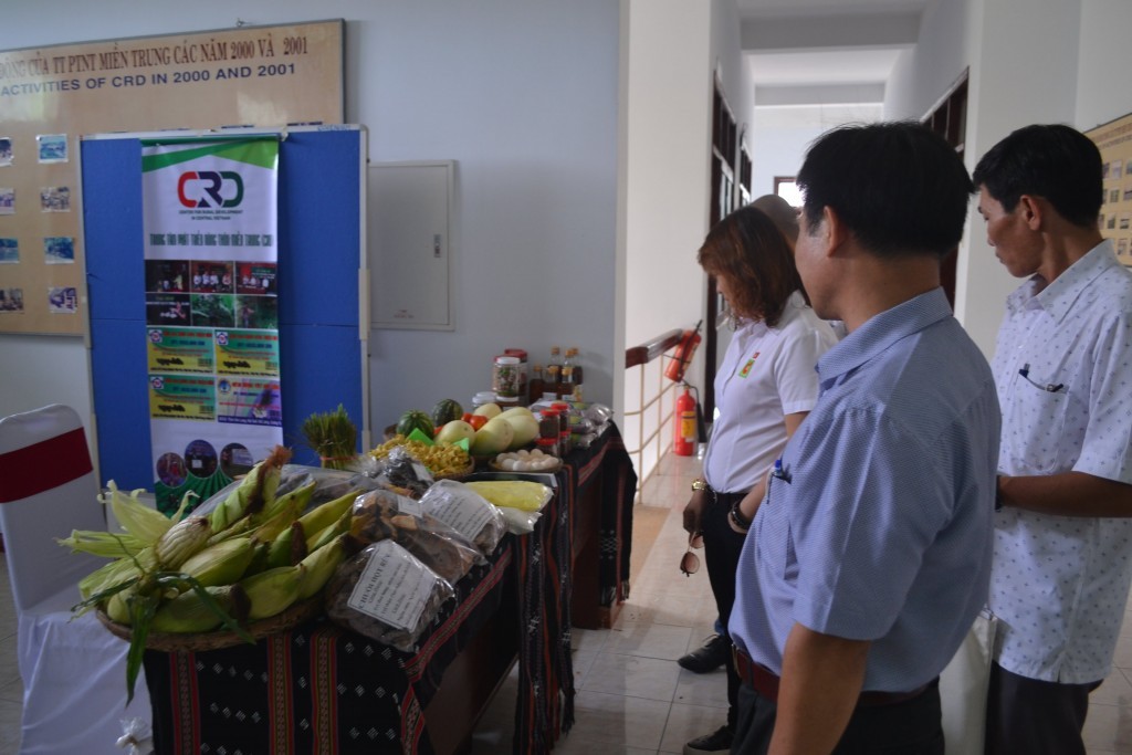 Rất nhiều người quan tâm đến không gian Trưng bày nông sản huyện A Lưới tại Lễ Ký Kết